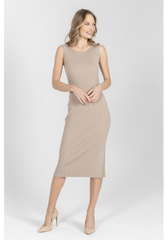 Nowoczesna prosta dzianinowa sukienka