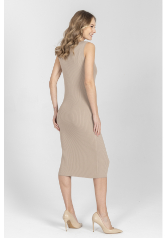 Nowoczesna prosta dzianinowa sukienka