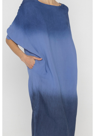 Niebieska sukienka ombre z rozcięciami po bokach