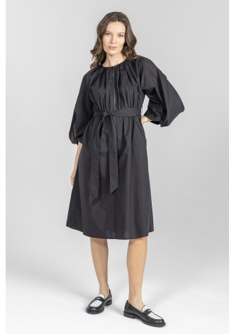 Czarna sukienka z wiązaniem w pasie