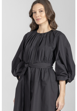 Czarna sukienka z wiązaniem w pasie