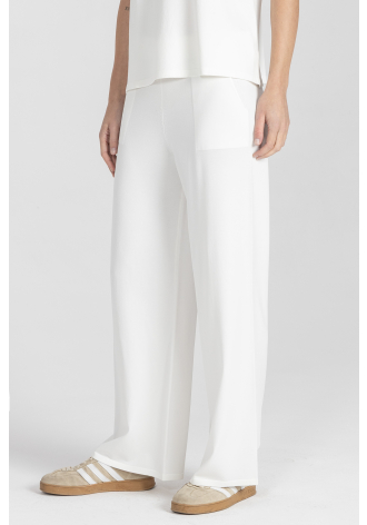 Białe dzianinowe spodnie