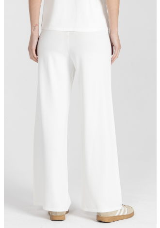 Białe dzianinowe spodnie