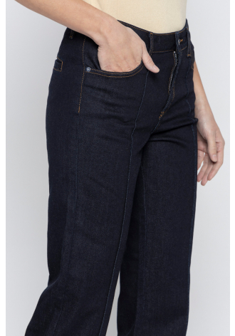 Granatowe jeansy z rozszerzanymi nogawkami