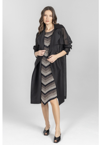 Czarny lekki płaszcz z półprzeźroczystej tkaniny