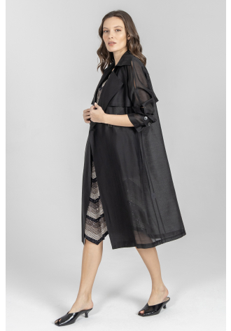 Czarny lekki płaszcz z półprzeźroczystej tkaniny