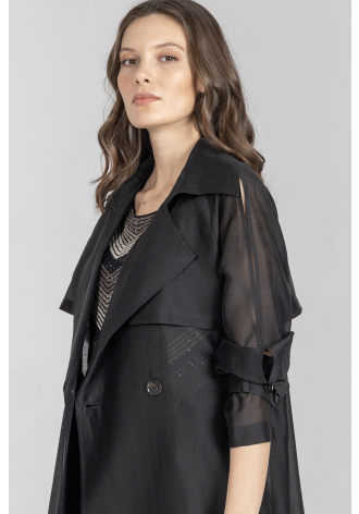 Czarny lekki płaszcz z półprzeźroczystej tkaniny