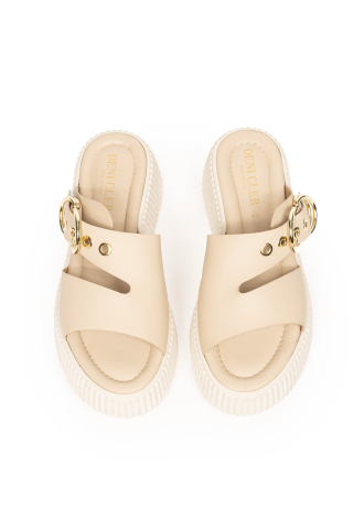 Klapki w kolorze beżowym