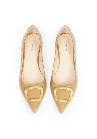 Beżowe baleriny ze złotą klamrą