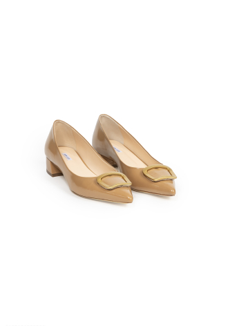 Beżowe baleriny ze złotą klamrą