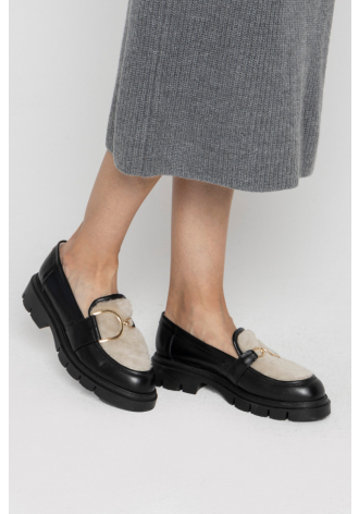  Black moccasins with beige fur 