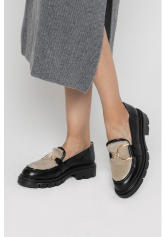  Black moccasins with beige fur 