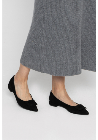  Classic black flat shoes 