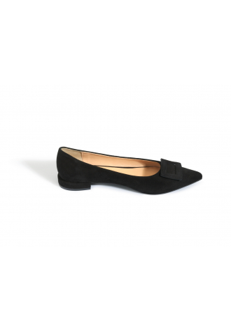  Classic black flat shoes 