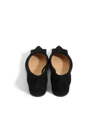  Classic black flat shoes 