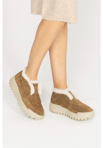 Beige suede boots with fur