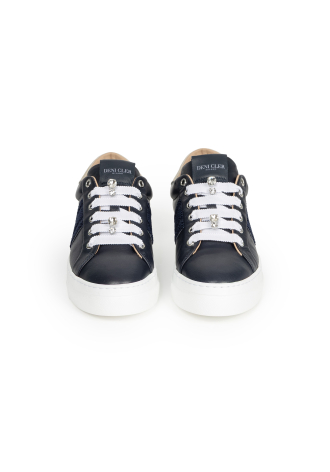 Granatowe sneakersy na białej podeszwie