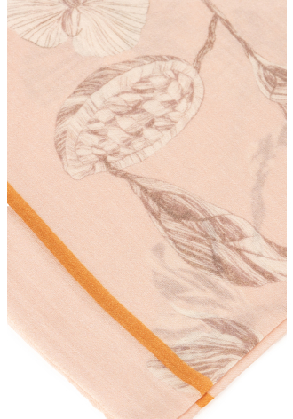 Różowy szal wykonany cienką kaszmirową włóczką