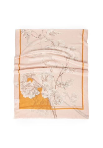 Różowy szal wykonany cienką kaszmirową włóczką