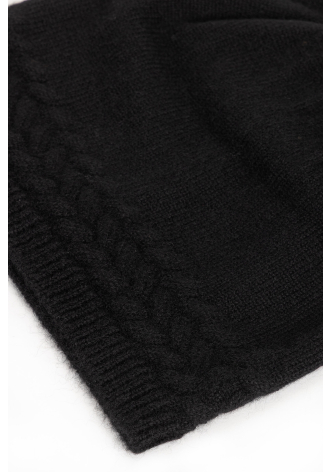 Czarna czapka z kaszmiru z ozdobnym ściegiem