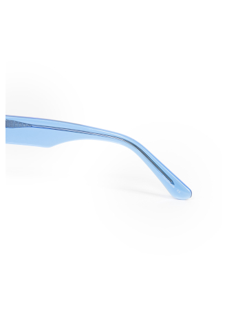 Okulary przeciwsłoneczne w niebieskich oprawkach