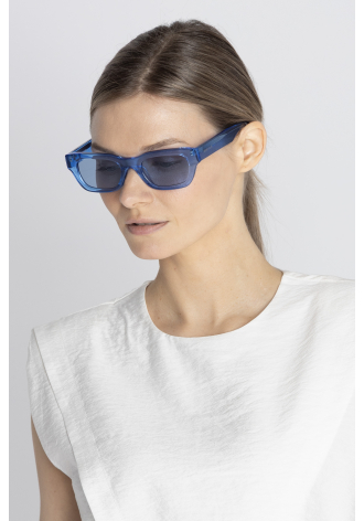 Okulary przeciwsłoneczne w niebieskich oprawkach