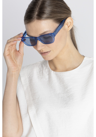 Okulary przeciwsłoneczne w niebieskich oprawkach