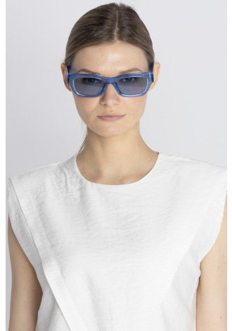 Okulary przeciwsłoneczne w niebieskich oprawkach