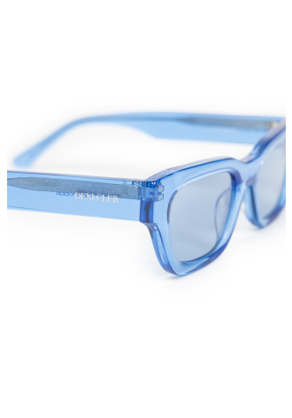 Okulary przeciwsłoneczne w niebieskich oprawkach