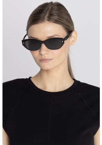 Okulary przeciwsłoneczne w czarnej oprawce 
