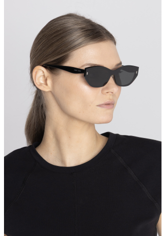 Okulary przeciwsłoneczne w czarnej oprawce 