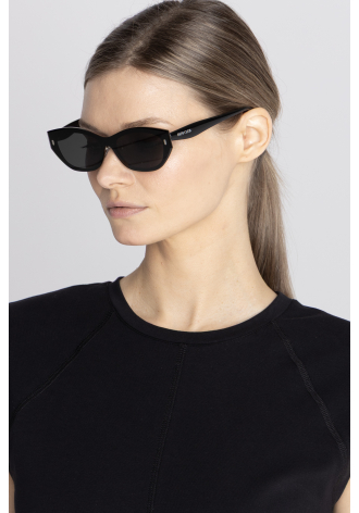 Okulary przeciwsłoneczne w czarnej oprawce 