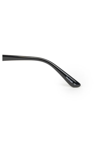 Okulary przeciwsłoneczne w czarnej oprawce 