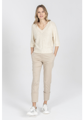 Beżowy sweter z dekoltem V