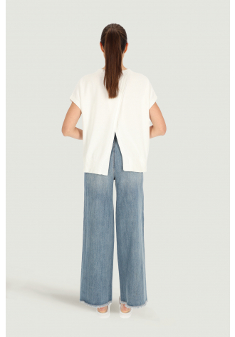 Loose white short-sleeved sweater