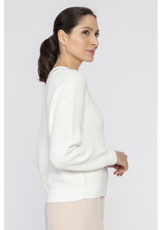 Biały luźny sweter z ażurowym splotem