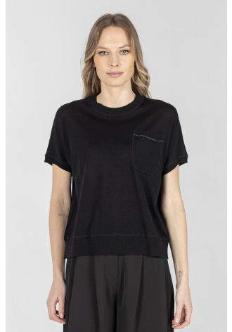 Czarny t-shirt w formie swetra