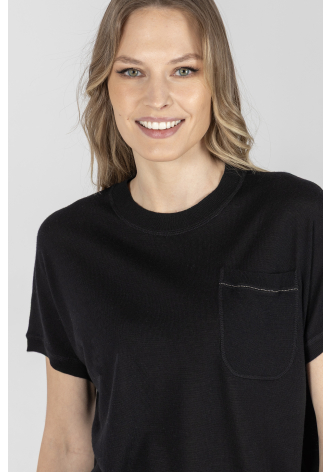 Czarny t-shirt w formie swetra