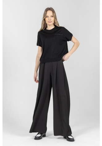 Czarny t-shirt w formie swetra