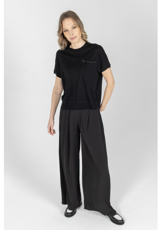 Czarny t-shirt w formie swetra