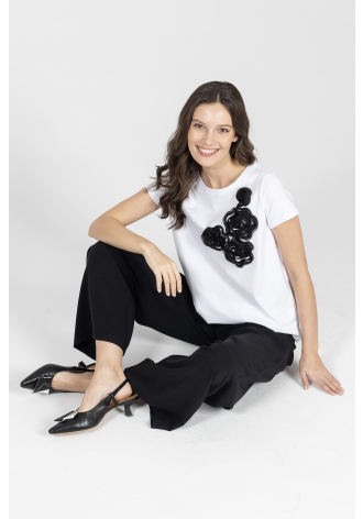 Biały t-shirt z czarnymi naszywanymi kwiatami