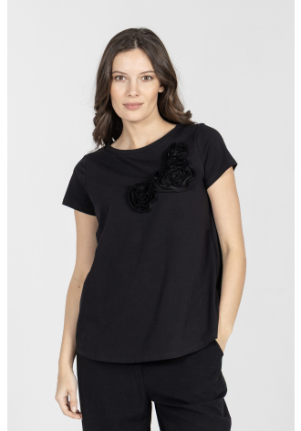 Czarny t-shirt z naszywanymi czarnymi kwiatami