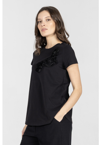 Czarny t-shirt z naszywanymi czarnymi kwiatami