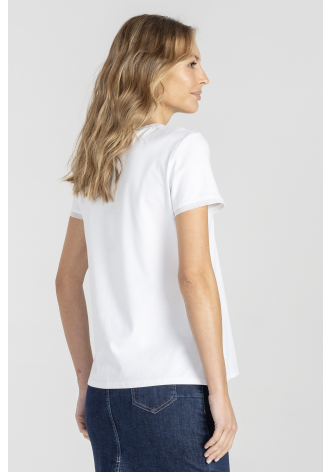 Biały t-shirt wykończony paskami tiulu