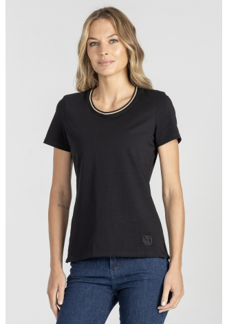 Czarny t-shirt z dekoltem wykończonym złotą nitką