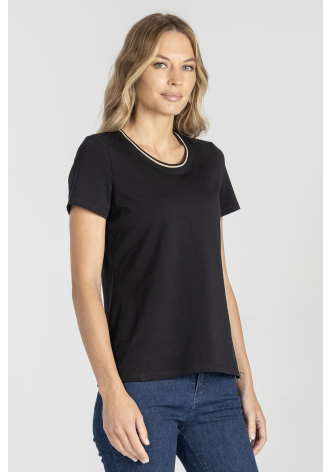 Czarny t-shirt z dekoltem wykończonym złotą nitką