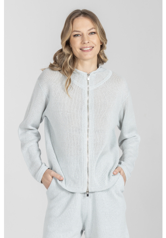 Niebieska bluza zapinana na suwak