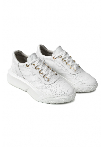Białe, eleganckie sneakersy