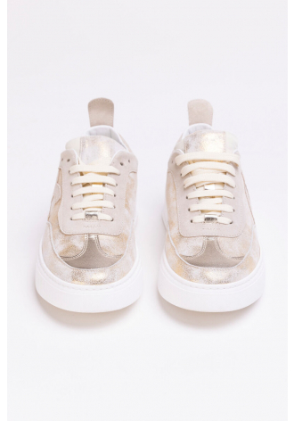 Goldene Sneakers