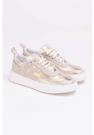 Goldene Sneakers